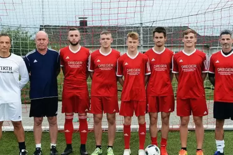 Neuzugänge beim ASV Winnweiler, links: Beide Trainer Gerd Hanauer und Franz Mayer sowie Niklas Schattauer, Julian Herrgen, Mauri