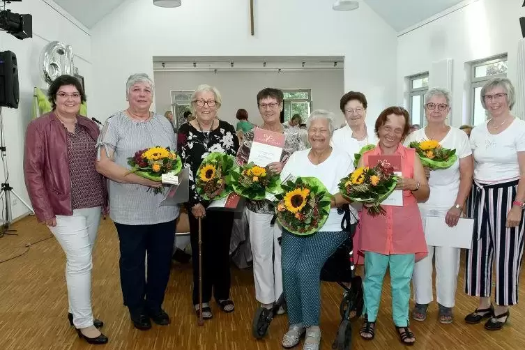 60 Jahre Landfrauen Kirchheimbolanden/Bischheim, Ehrungen. Vordere Reihe: Ursula Enders, Carmen SteuerwaldHintere Reihe: Isabel 