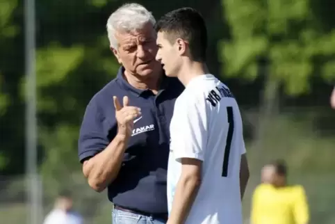 Trainer Martin Wohlschlegel (links, mit Oguzhan Lozan) erreichte mit dem VfR II in der vergangenen Saison das Kreispokalfinale. 