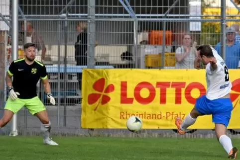 Das 1:0 für den SC Hauenstein im Verbandspokal-Zweitrundenspiel durch Kai Schacker, der Bundenthals Torhüter Björn Herzig überwi