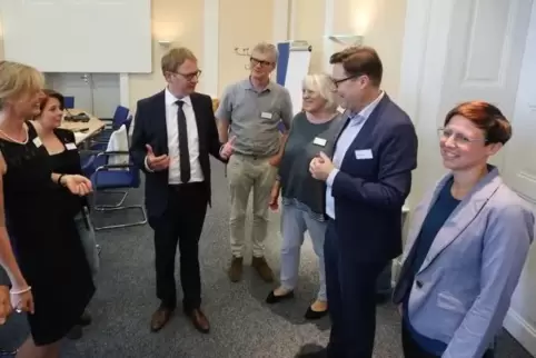 Thomas Gebhart im Gespräch mit Mitarbeitern des Pfalzklinikums. Rechts Klingenmünsters Ortsbürgermeisterin Kathrin Flory, Links 