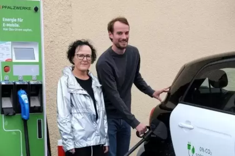 Nico Lauermann mit der für den Klimaschutz zuständigen Beigeordneten Silvia Schmitz-Görtler beim Aufladen des E-Autos der Verban