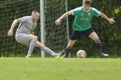 Hat in der jungen Saison bereits getroffen für die SG Herschweiler-Pettersheim/Konken: Johannes von Blohn (graues Trikot, hier g