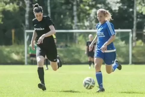 Lena Zimmermann vom SC Siegelbach (rechts) zieht an Janna Herzog vom SV Göttelborn vorbei und gleicht zum 1:1 aus.  Foto: View