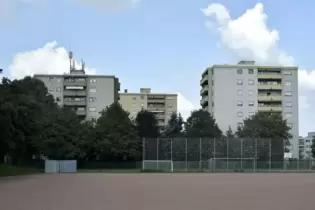 Hochhäuser in direkter Nachbarschaft: der Sportplatz der Friedrich-Ebert-Grundschule in Frankenthal. Foto: BOLTE