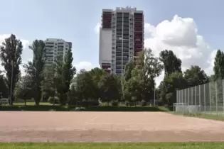 Stehen direkt neben dem Hartplatz hinter der Friedrich-Ebert-Schule: die Hochhäuser im Pilgerpfad. Foto: BOLTE