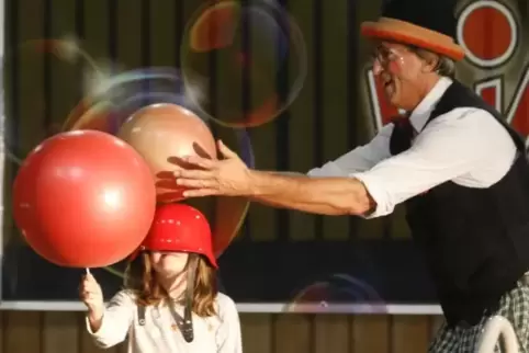 Einen Ball auf einem Lolli rotieren lassen: Nur eines der vielen Kunststücke, mit denen Seifenblasenkünstler Rinaldo Groß und Kl