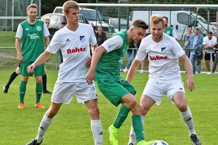 Zwei gegen ein: Nicolas Reich (links) und Alexander Reich versuchen hier, Trippstadts Jan-Erik Schröder vom Ball zu trennen. Fot