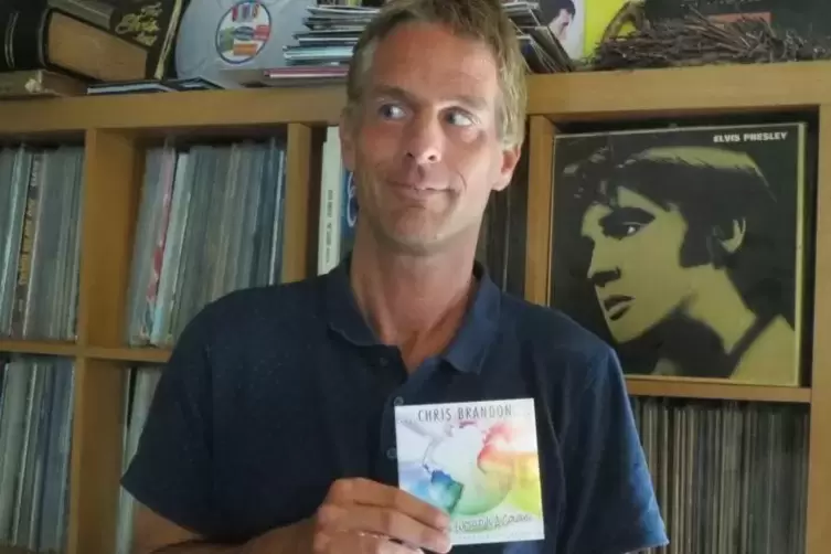 Christian Besau/Chris Brandon mit seinem bereits 2013 erschienen Album „The Whole World Is A Colour“. Foto: HK