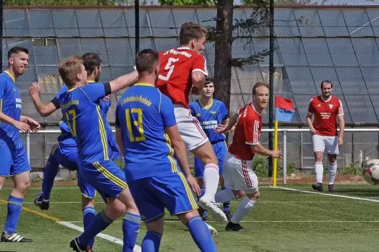 Pascal Groh (Rotes Trikot, Nummer 5) wird wegen seiner Kopfballstärke wichtig in der Verteidigung des SVW gegen die Maudacher.  