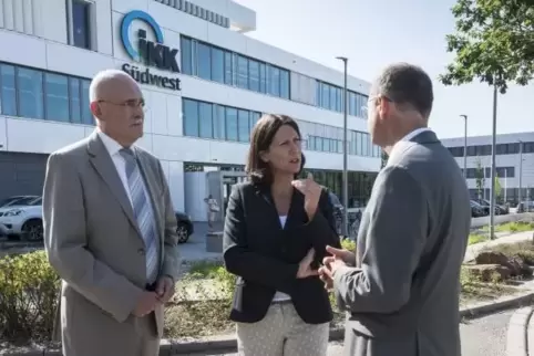 Verwaltungsratsvorsitzender Rainer Lunk, Staatssekretärin Daniela Schmitt und Vorstand Roland Engehausen (von links) vor dem neu