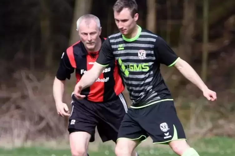 Hat zuletzt im Spiel bei Kusel II sogar im Tor gestanden: „Föbo“-Urgestein Frank Krzischke (links), hier mit „Edo“ Dominik Heyd.