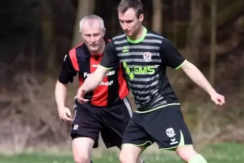 Hat zuletzt im Spiel bei Kusel II sogar im Tor gestanden: „Föbo“-Urgestein Frank Krzischke (links), hier mit „Edo“ Dominik Heyd.