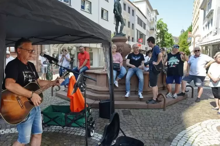 Am Schusterbrunnen singt Harald "Harry" Andre. Foto: Seebald