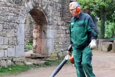 Siehtauf dem Nanstein nach dem Rechten: Wolfgang Steffen ist als Burgvogt tätig. Insgesamt liegt die Baumpflege auf dem Nanstein