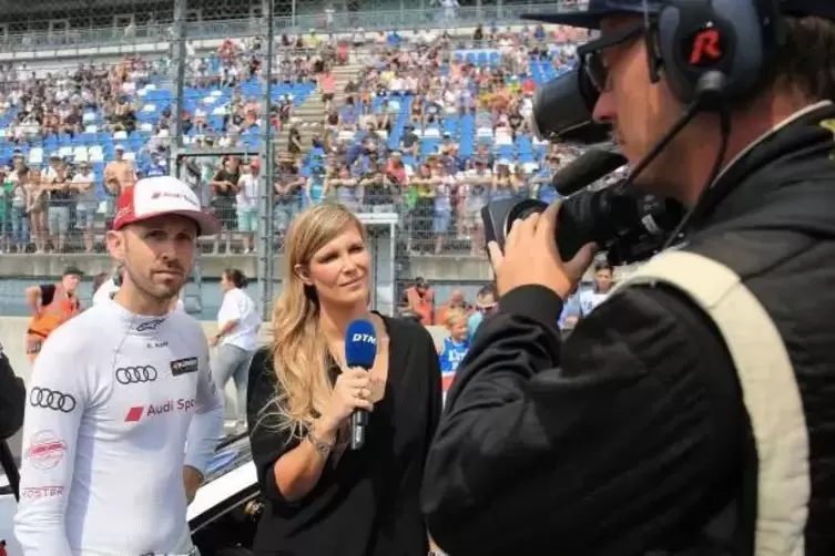 Als Sieger ein gefragter Interviewpartner: René Rast (links) mit Verena Wriedt vor der Kamera von DTM-TV. Foto: Schoke