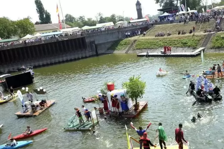 Ausgelassene Stimmung auf dem Wasser und bei den vielen Besuchern am Ufer. Foto: KUNZ