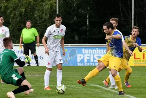 Der Bundenthaler Daniel Braun überwindet Torhüter Nicola Schillings zum 1:1. Marvin Hahn (Mitte in Weiß), Schütze des Eppenbrunn