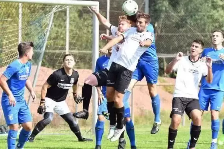 Gleich fällt das 1:0 für Rieschweiler: Nach einer Ecke kommt der Ball über Umwege zu Torschütze Christian Ohlinger (im weißen Tr