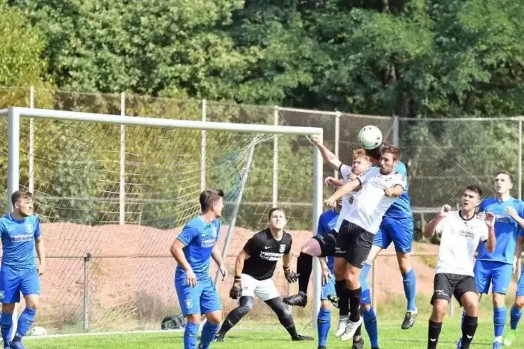 Gleich fällt der Führungstreffer:Nach einem Eckball trifft Christian Ohlinger (im weißen Trikot rechts), der hier das Luftduell 