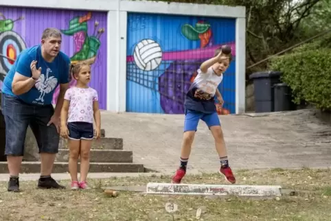 Noah Stemmler beim Wurf, daneben Schwester Coleen und Papa Dirk, üben sich im Kugelstoßen.  Foto: VIEW