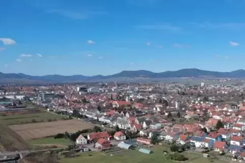 Im Landauer Stadtdorf wird zünftig gefeiert. Archivfoto: van