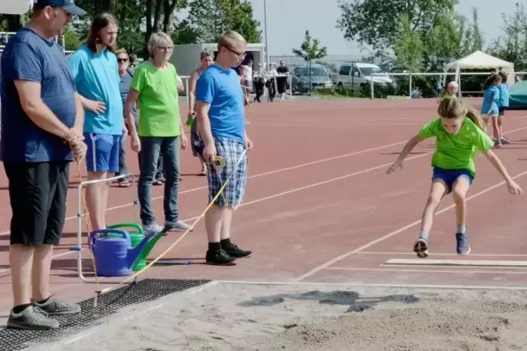 Eine der Disziplinen, in denen sich die Teilnehmer gemessen haben, war Weitsprung. Foto: Schifferstein