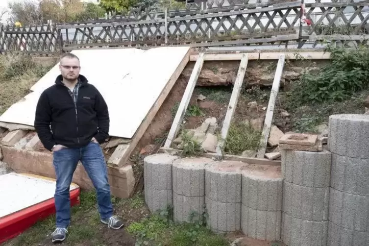 Mathias Koop fühlt sich in seinem Garten wegen einer kaputten Stützmauer schon lange nicht mehr sicher. Foto: VIEW