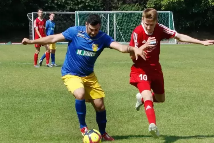 Am Samstag fuhr der FVR (links Manuel Mohr – hier gegen Maurice Mayer) noch ein 2:0 gegen desn ASV Winnweiler ein. Nun wartet Ve