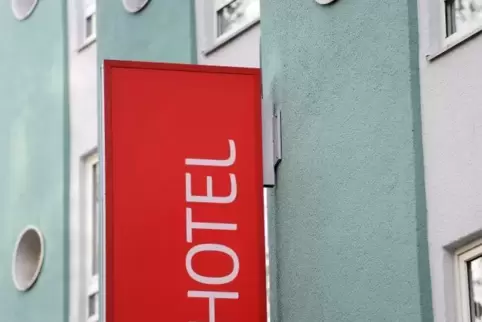 Auf seiner Flucht soll sich der Sexualstraftäter auch in ein Hotel eingemietet haben, ohne die Rechnung zu bezahlen.  Foto: dpa