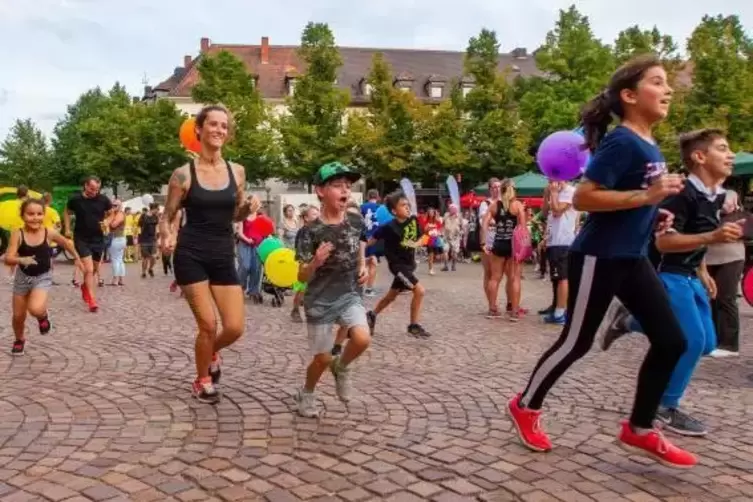 Auch Kinder liefen begeistert mit – und oft den Großen davon.  Foto: Moschel