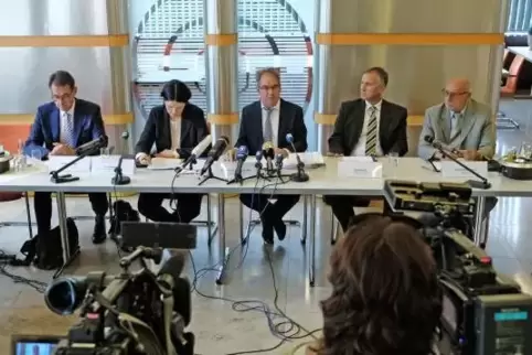 Nach Bekanntwerden der Vorwürfe berief die Uniklinik am 24. Juni eine Pressekonferenz ein. Von links: Michael Görlinger, Leitend