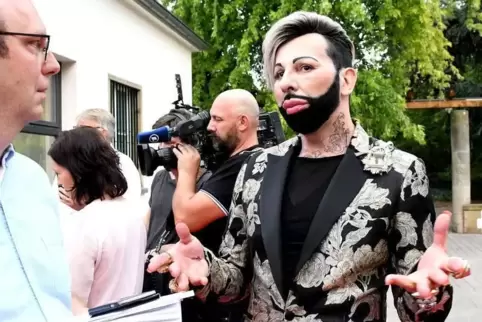 Will alle Frauen zu Prinzessinnen machen: Harald Glööckler (rechts) im Gespräch mit RHEINPFALZ-Redakteur Alexander Sperk.  Foto: