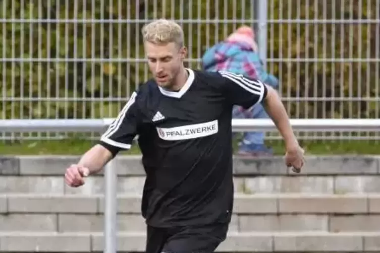 Spielertrainer Lukas Kurz hat Besetzungssorgen – und ist selbst noch von langwierigen Verletzungen geschwächt. archivfoto: Hamm