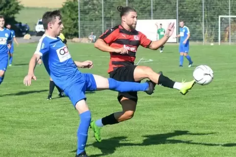 Durfte mit seinen Teamkollegen letzten Samstag einen 5:2-Sieg gegen Bad Kreuznach feiern: Mikail Erdem (rechts) vom TuS Rüssinge