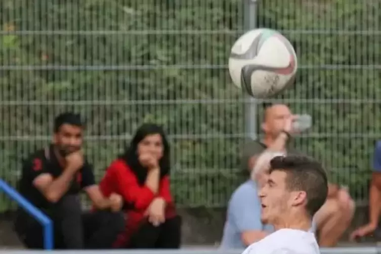 Der Pirmasenser Tarek Rabahi (rechts) gewinnt das Kopfballduell gegen den Rieschweilerer Yannik Klein.  Foto: Laborenz