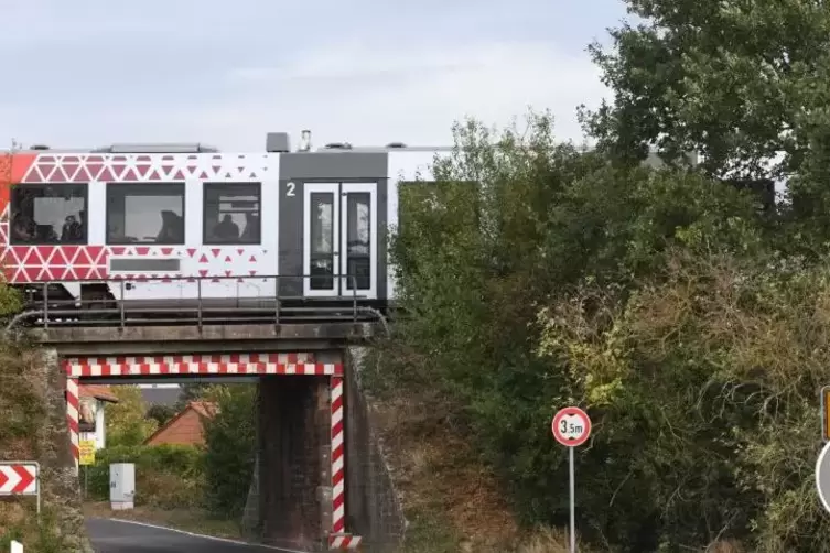 Weil die alte Bahnüberführung in Erpolzheim abgerissen und durch ein neues Bauwerk ersetzt wird, muss die gesamte Bahnstrecke zw