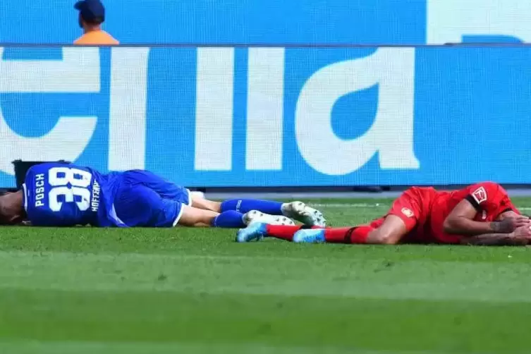 Schmerzverzerrt: Stefan Posch (Hoffenheim, links) und Kerem Demirbay.  Foto: dpa