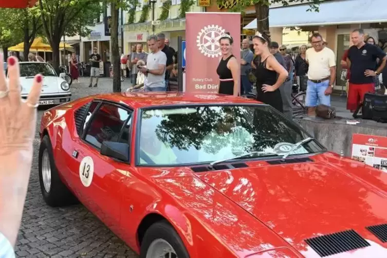 „Schwer zu fahren“: Der De Tomaso Pantera von Liliana und Patric Genieser. Die Dürkheimer Weinprinzessinnen Elena und Alicia Tri