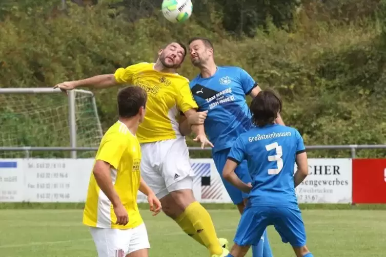 Großsteinhausens Thorsten Berger (rechts) behauptet sich im Kopfballduell gegen Oliver Schneider von der SG VB Zweibrücken/Ixhei