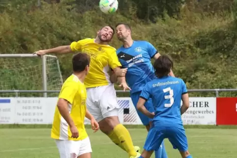 Großsteinhausens Thorsten Berger (rechts) behauptet sich im Kopfballduell gegen Oliver Schneider von der SG VB Zweibrücken/Ixhei