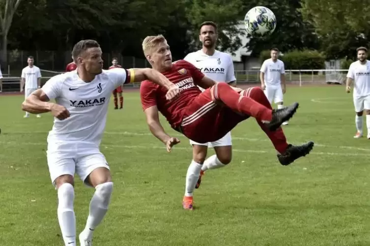 Artistisch: SC-Torjäger Kevin Bernhardt (rotes Trikot), hier im Kampf mit VfR-Kapitän Patrick Corell. Foto: BOLTE