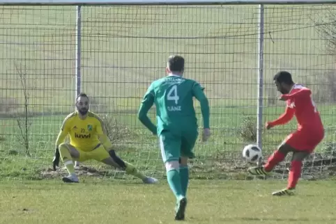 Traf am Samstag beim 2:2 wie in der Vorsaison (Foto) gegen Waldalgesheim per Elfmeter: TuS-Akteur Cardoso dos Santos . Archivfot