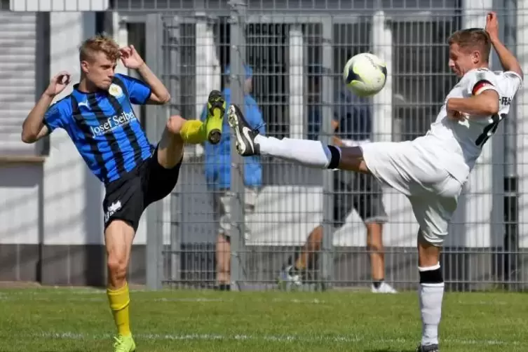 Hoch das Bein! Hauensteins Doppel-Torschütze Niklas Kupper (links) und Florian Grünfelder, der Fehrbachs zweiten Treffer erzielt