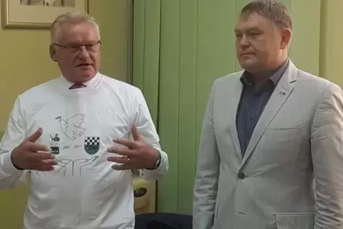 Ein Bild vom letzten Besuch in Russland: Stadtbürgermeister Klaus Hartmüller (links) und der Bürgermeister von Tschernjachowsk i