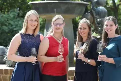 Die künftigen Weinprinzessinnen Eva-Marie Leonhard (links) und Daniela Hormuth (rechts) umrahmen ihre Vorgängerinnen Anna Fath (