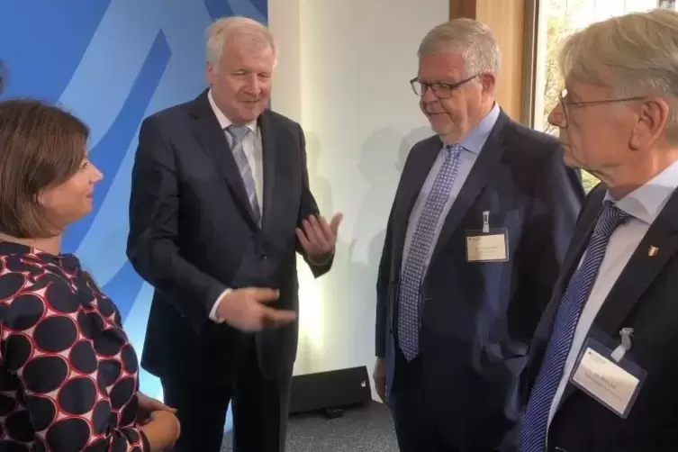 Nicole Steingaß (Staatssekretärin aus dem Innenministerium Mainz) im Gespräch mit Innenminister Horst Seehofer, CDO Dieter Romba