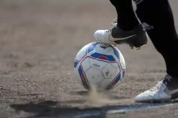 Auf dem Hartplatz im Frankenthaler Pilgerpfad rollt der Ball am Mittwoch jedenfalls nicht. Foto: Hartmann