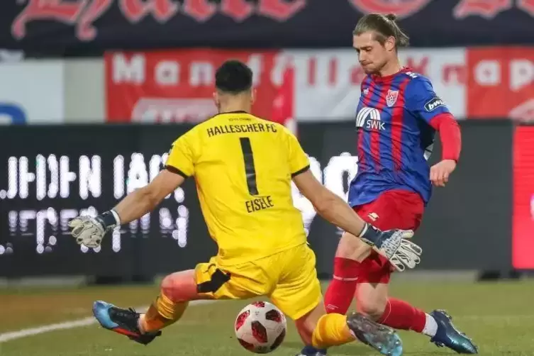 War Zweit- und Drittligaprofi bei Bayern München II, beim VfR Aalen und beim KFC Uerdingen: Dennis Chessa (rechts), hier im Uerd