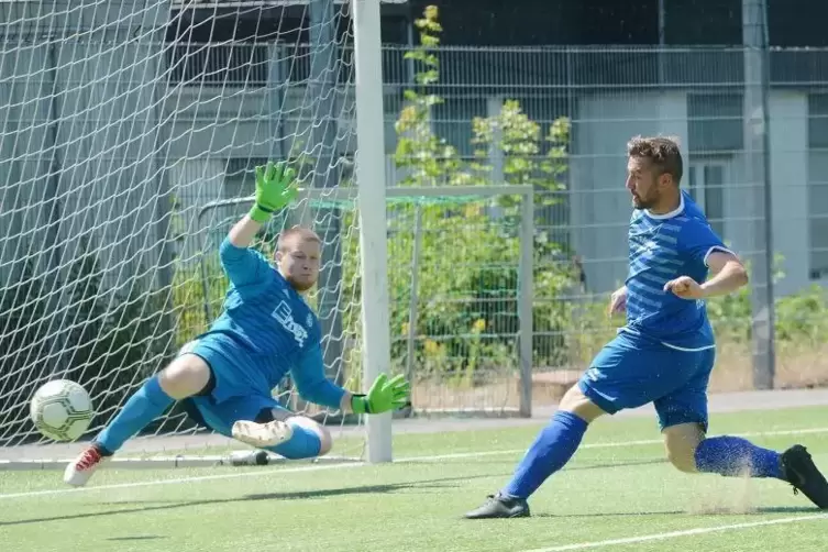 Der Routinier ist nicht nur als Spieler gefragt. Daniel Preuß mischt jetzt im Trainer-Trio der Verbandsliga-Elf der SG Rieschwei